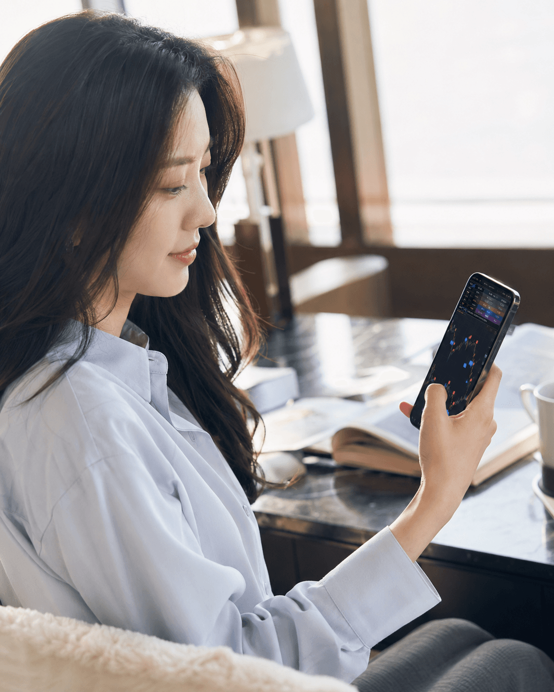 휴대폰으로 알파시그널 차트를 확인하는 사용자 사진